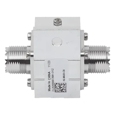 Protector RF Coaxial / Rango 1.5 a 700 MHz / Supresión 20 kA / Potencia HF 2 kW / Conectores UHF Hembra / Ceja Lateral