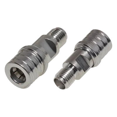 Adaptador RF en Línea / Conector QMA Macho a SMA Hembra / Rango 0-6 GHz / Impedancia 50 Ω / VSWR 1.25 Máximo / Aislante de Teflón