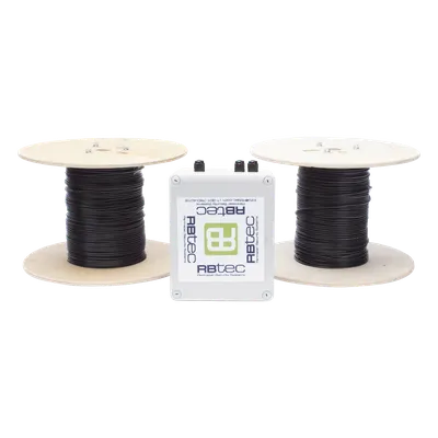 Sensor de Intrusión Perimetral / Cable Microfónico / 2 Zonas / 152 m (498.7 ft) por Zona / 304 m (997.4 ft) Total / Procesador DSP / Calibración por Software